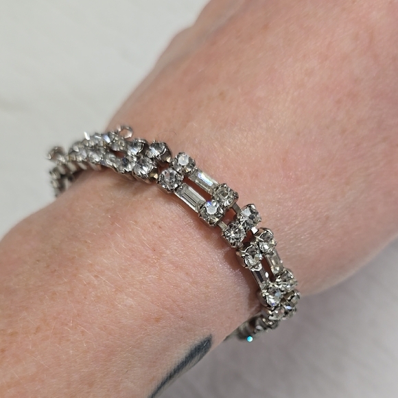 Vintage Jewelry - Elegant Silver Rhinestone Bracelet